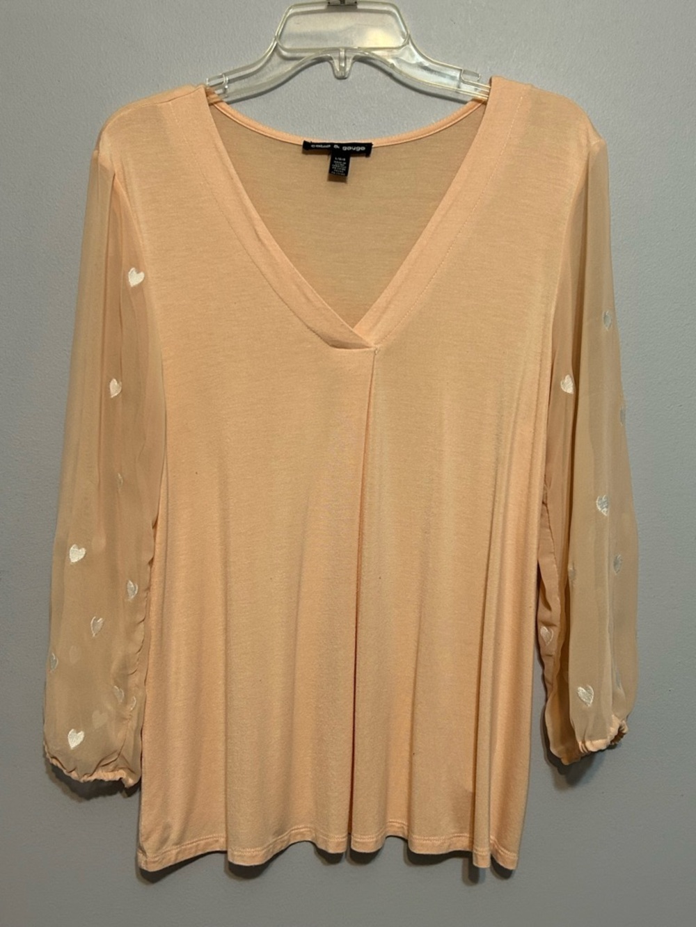 Cable & Gauge v-neck top with sheer heart sleeves 🩷